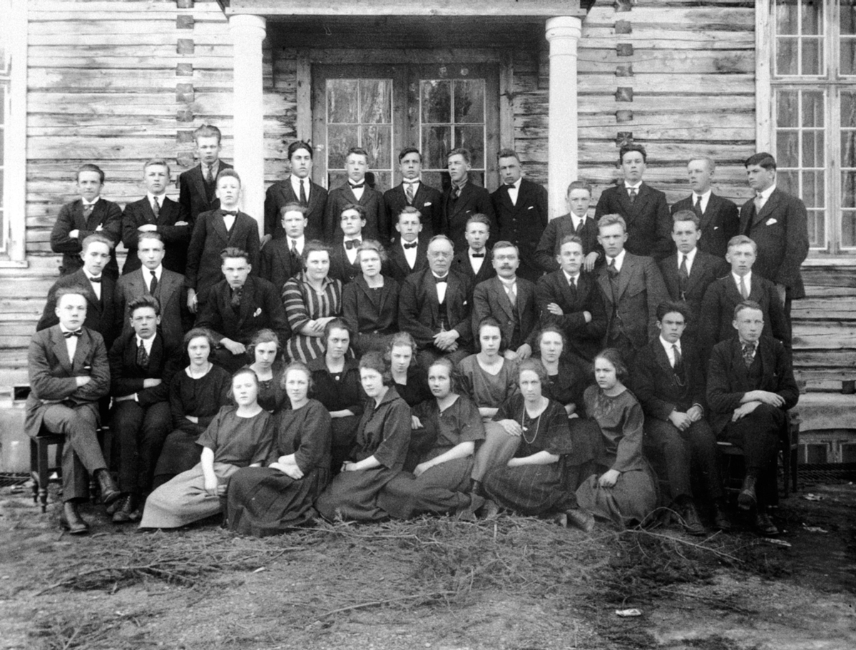 Anno Domkirkeodden, Elever og lærere ved Ringsaker Amtskole i 1920. Senere Ringsaker Folkehøgskole. Se reg. skjema for noen navn.