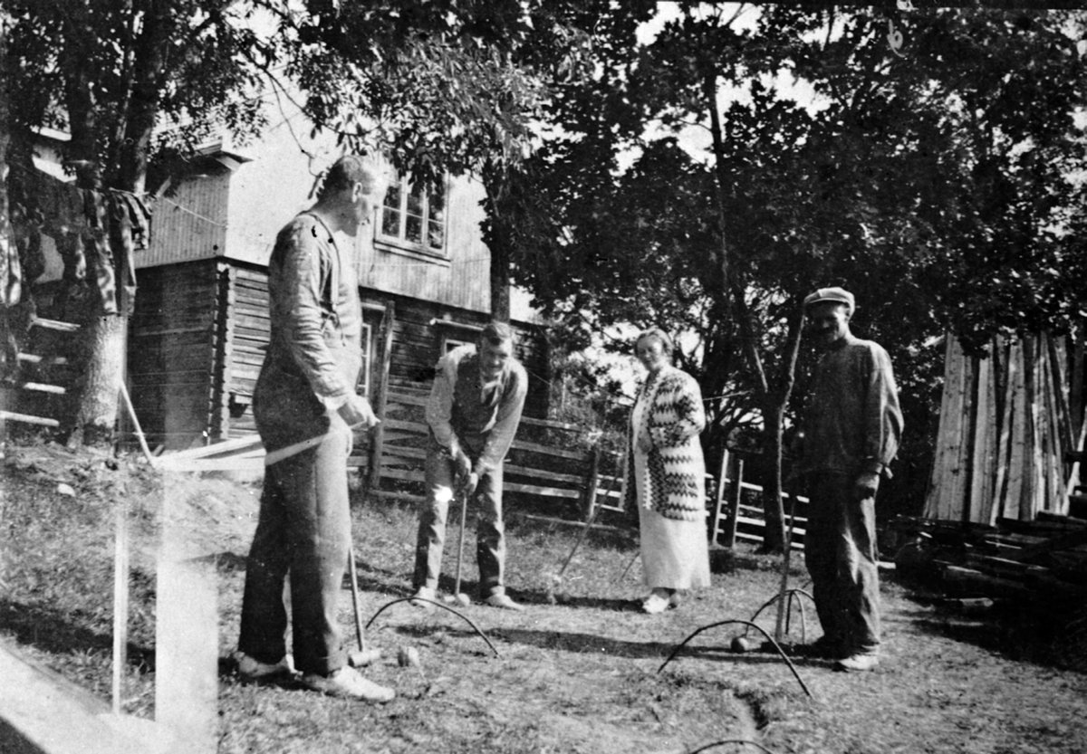 Anno Domkirkeodden, 4 personer spiller krokket på Raknerud nordre, Helgøya. Fra venstre er Frans Raknerud, (1881-1934), Emme Birkelund, Håkon Birkelund Jr., Håkon Birkelund sr.