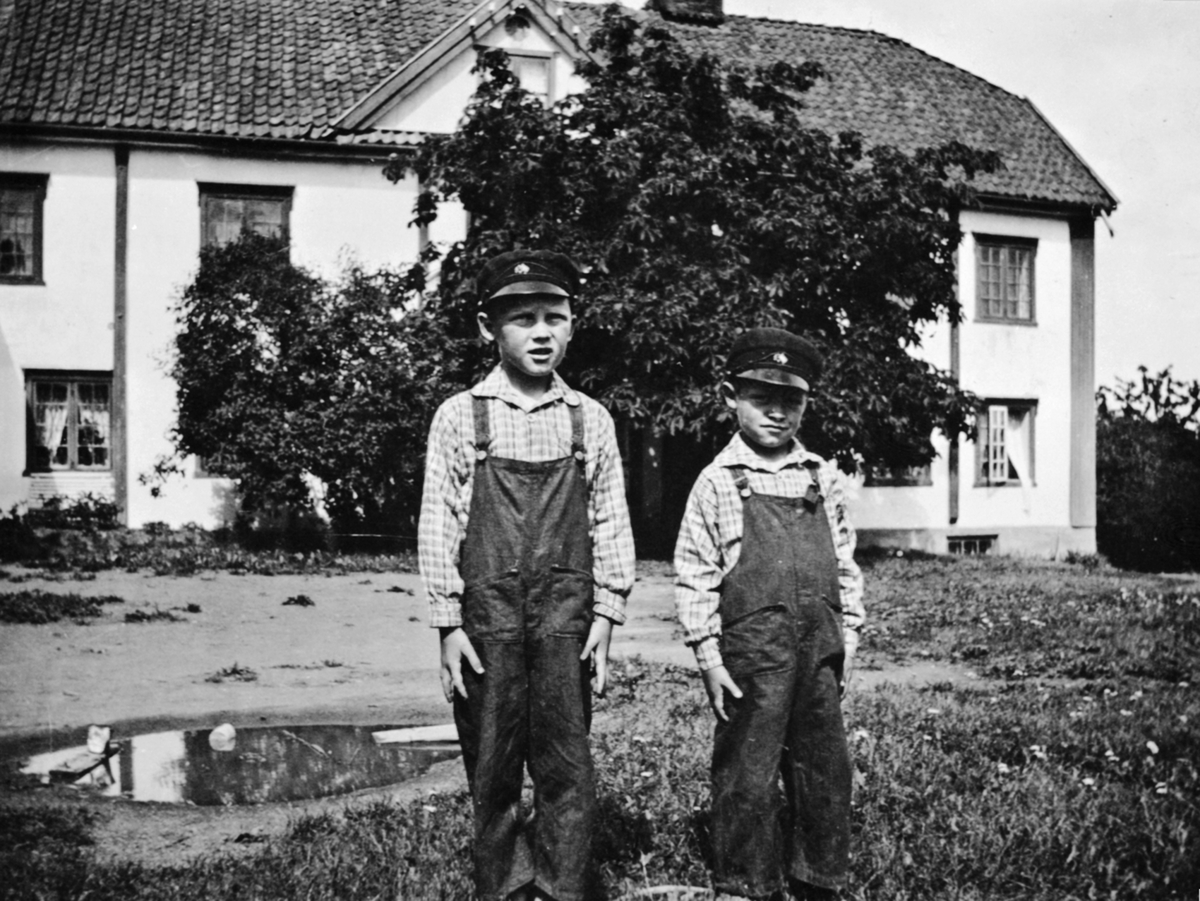 Anno Domkirkeodden, Foran hovedbygningen på Vien, Helgøya. Ole Reinert Narmo f.1925 og Arne Mauritz Narmo f. 1928.