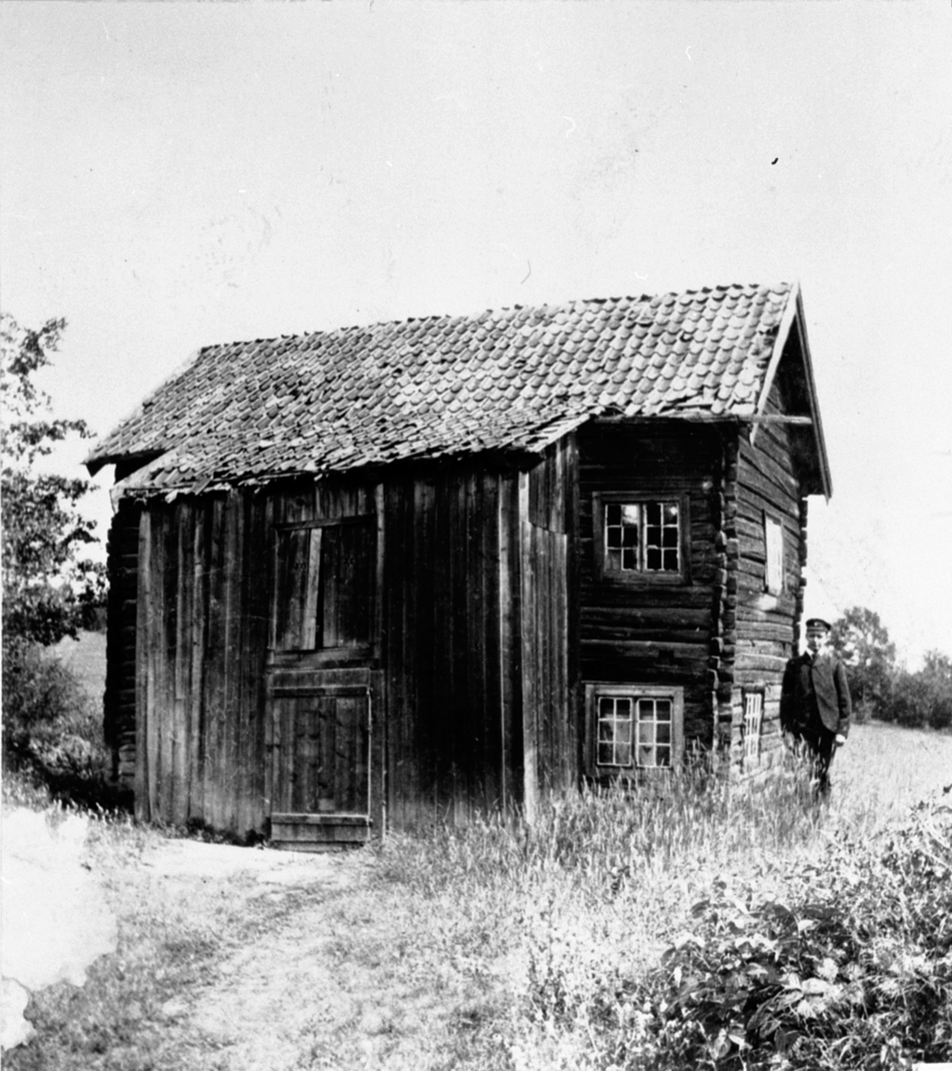 Anno Domkirkeodden, Østre stuebygning på Kval, Hovelsrud, Helgøya. Denne bygningen ble revet i 1920-åra og erstattet med en ny bygning.