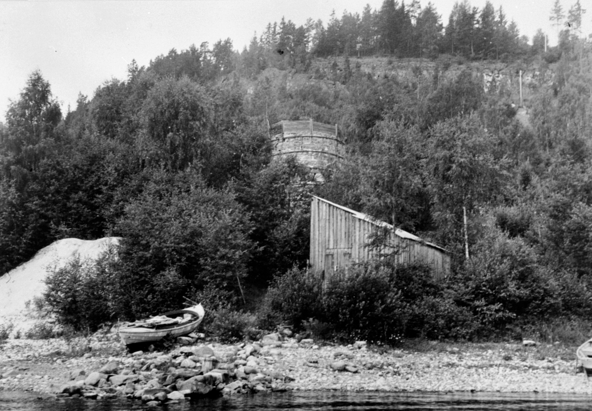 Anno Domkirkeodden, Klevens Kalkbrenneri, Søndre ovn, Helgøya. Kalkbrenneriet her skal være anlagt ca. 1878 og vært drift til og fra frem til 1919.