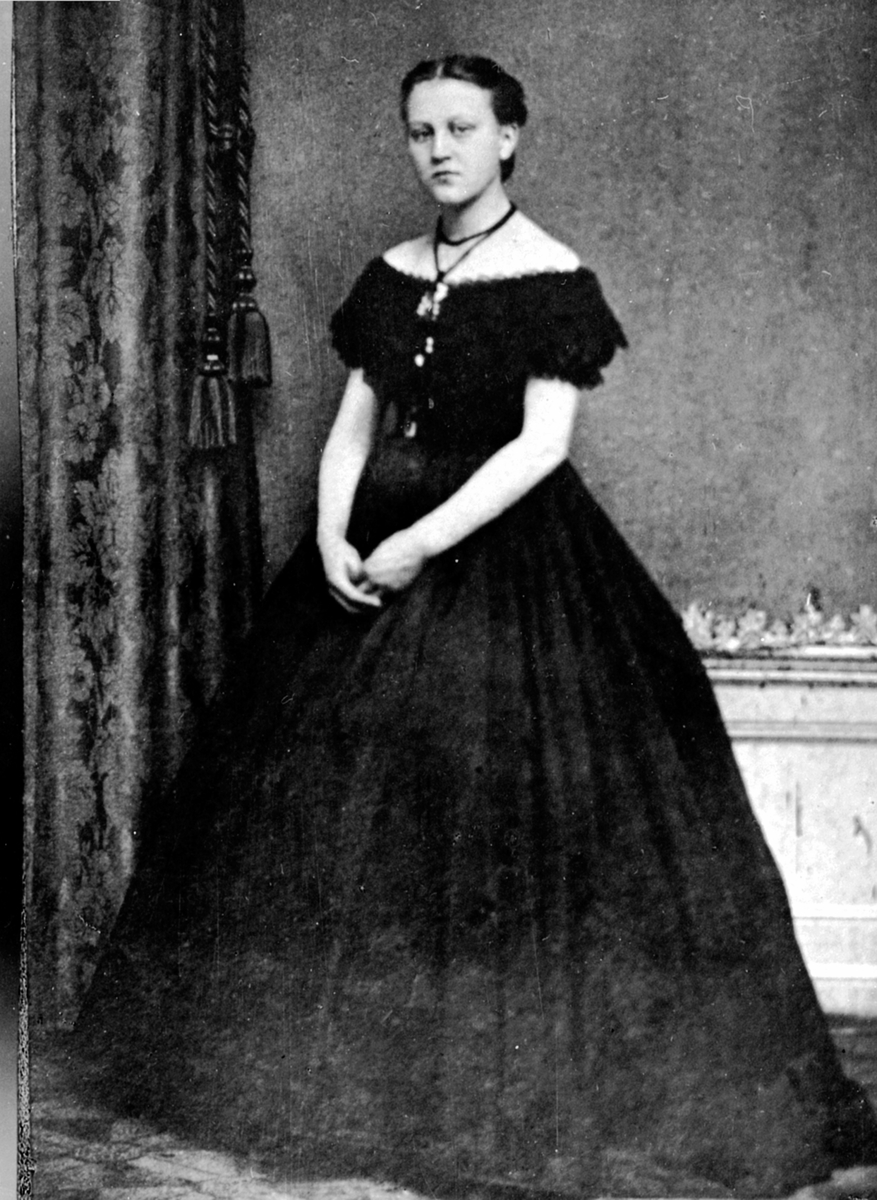 Anno Domkirkeodden, Emma Helene Mathilde Hoel (1849-1932). Gift med Georg Ernst Tollesen Hoel på Kjelsrud, Helgøya.