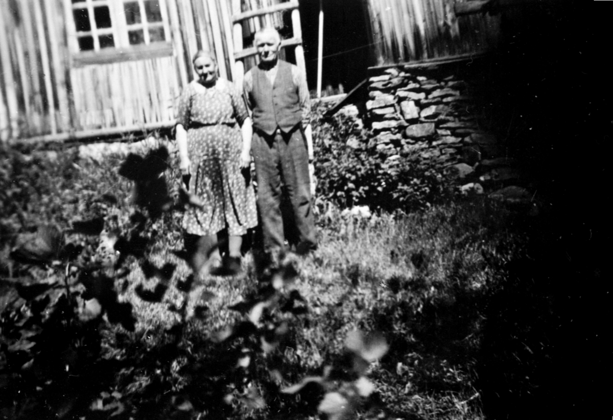 Anno Domkirkeodden, Ekteparet Albertine (1884-1955) og Adolf Pedersen Engeland (1884-1967) utafor huset i Engeland, Helgøya.