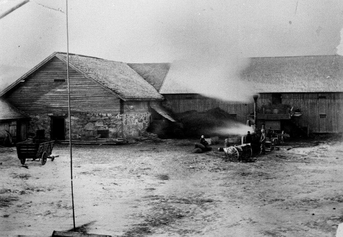 Anno Domkirkeodden, Damptreskeverk på Mo gård, Moelv. Trøskelag fra Ring.
