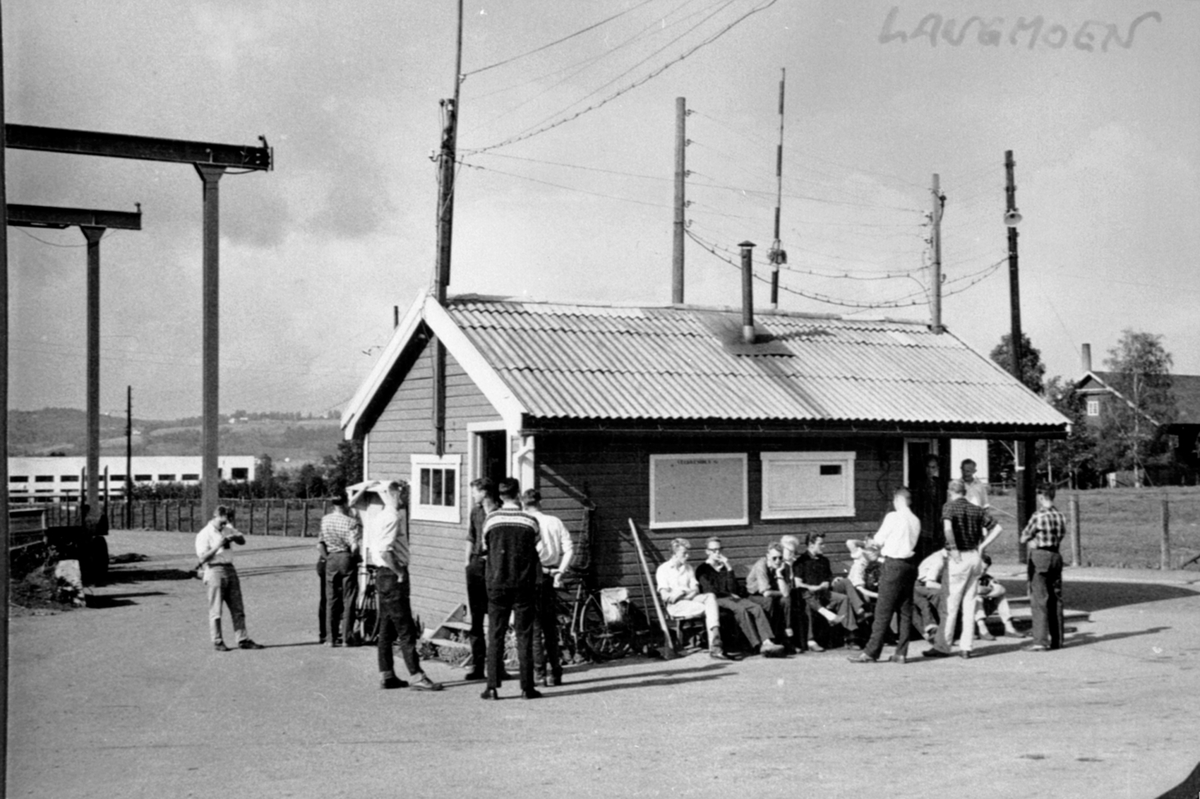 Anno Domkirkeodden, Portvaktbygningen på Berger LAngmoen AS, Brumunddal. Mye folk.