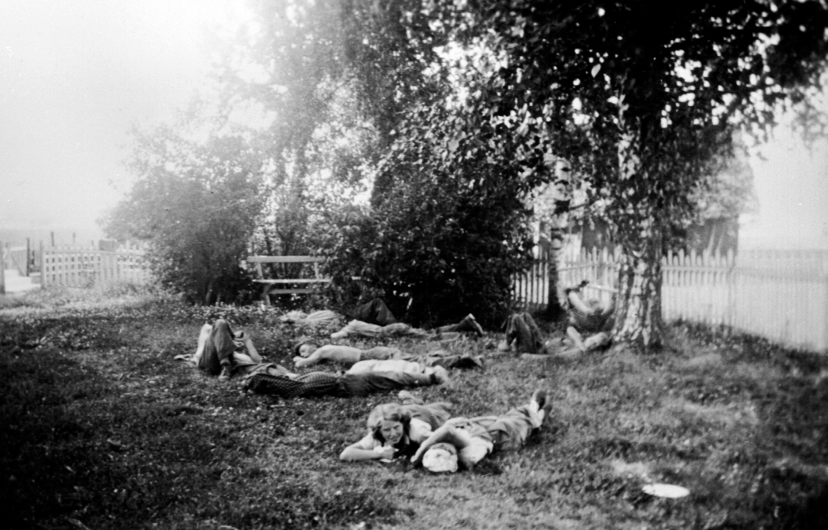 Anno Domkirkeodden, Dugurdskvile, mange arbeidere hviler ute på Tørud gård, Ringsaker.