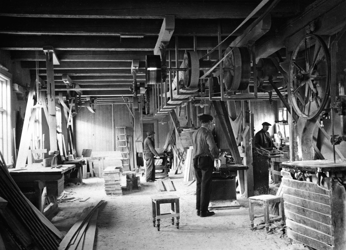 Anno Domkirkeodden, Interiør, snekkerverksted, O. Johansens trevarefabrikk, Moelv. Foran er Dalseth, til høyre er Simensen. Sag og pussemaskiner med removerføring.