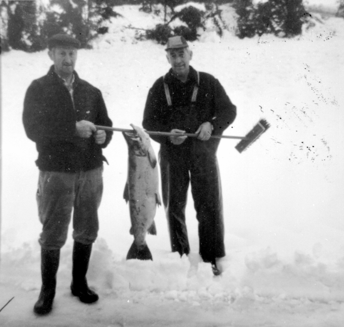 Anno Domkirkeodden, Brødrene Harald Moen f.1922 og Ole Magnus Grimsrud f.1916 med en solid mjøsørett på 11.6 kg. Grimsrud, Helgøya. Vinterbilde.