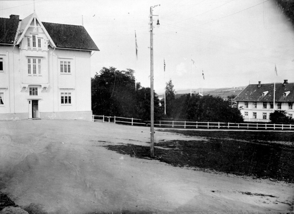 Anno Domkirkeodden, Bygninger på Toftes Gave, Nedre Sund, Helgøya. Flagg.