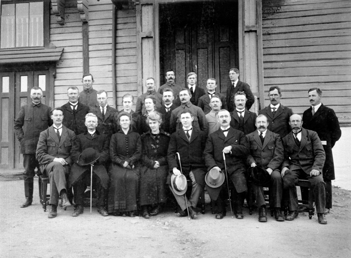 Anno Domkirkeodden, Stor gruppe kvinner og menn på Toftes Gave, Nedre Sund, Helgøya.
