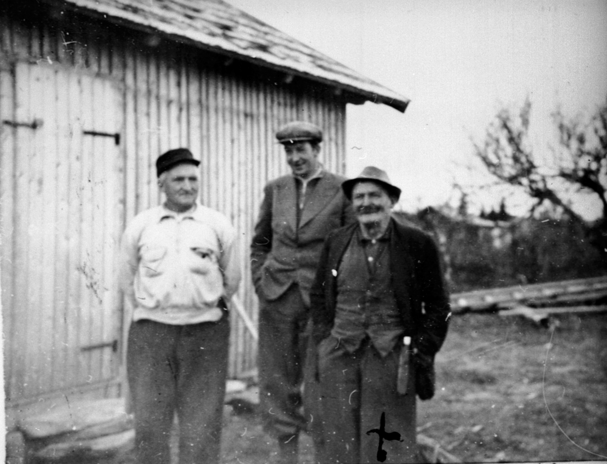 Anno Domkirkeodden, Tre menn foran hytta til Even Bjerkelisveen, Birger Skundberg, Ludvik Olestad engen ("Ludden") på Kuåsen, Ringsakerfjellet.