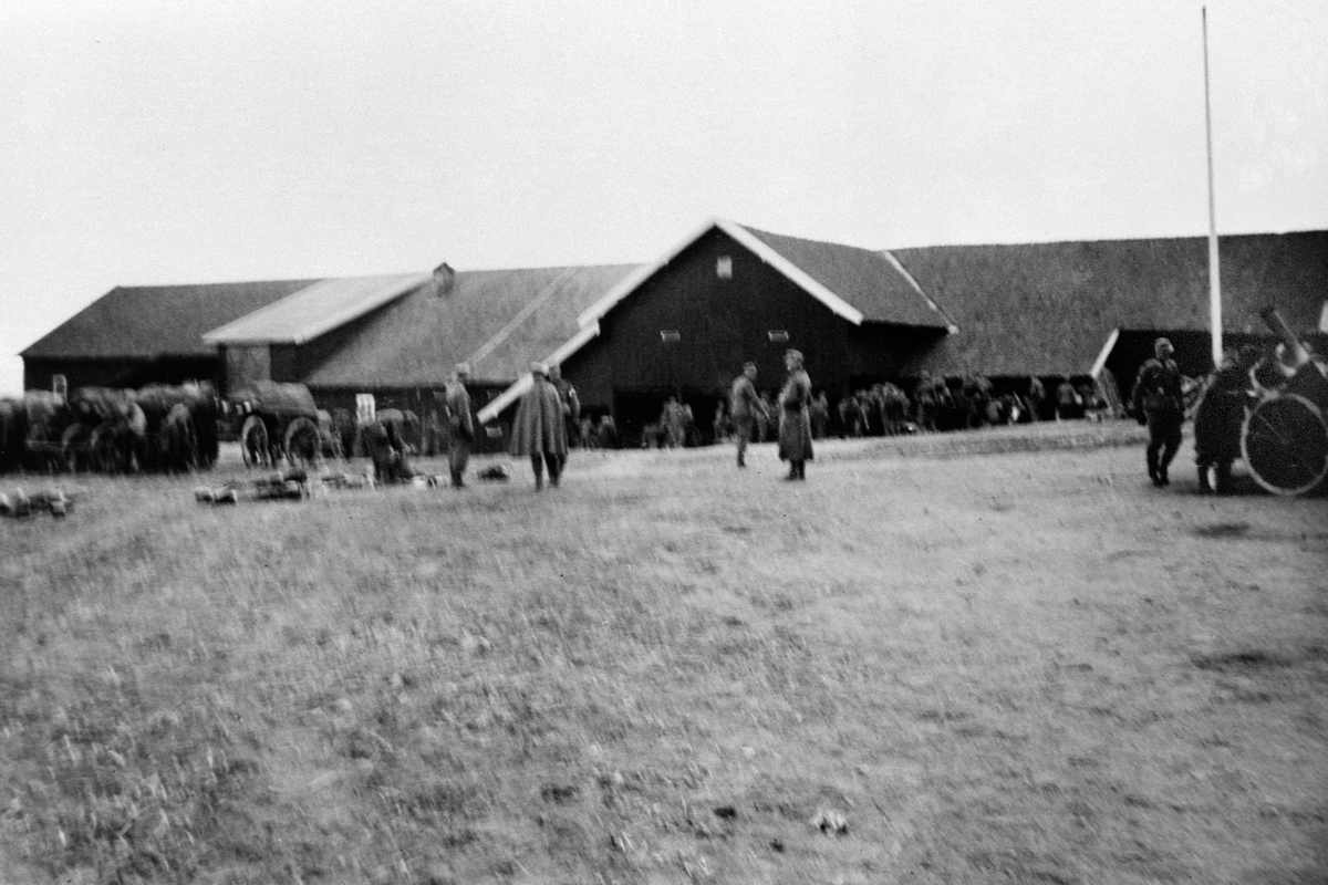 Anno Domkirkeodden, Tyske soldater forlanger overnatting på Ulven gård, Ringsaker. Kjøretøy, flaggstang, låve, gardstun. 19. april 1940. Ble påbudt å skaffe plass til 130 tyske soldater. Klarte å få det til i låven og ellers hvor det var tilgjengelig plass.