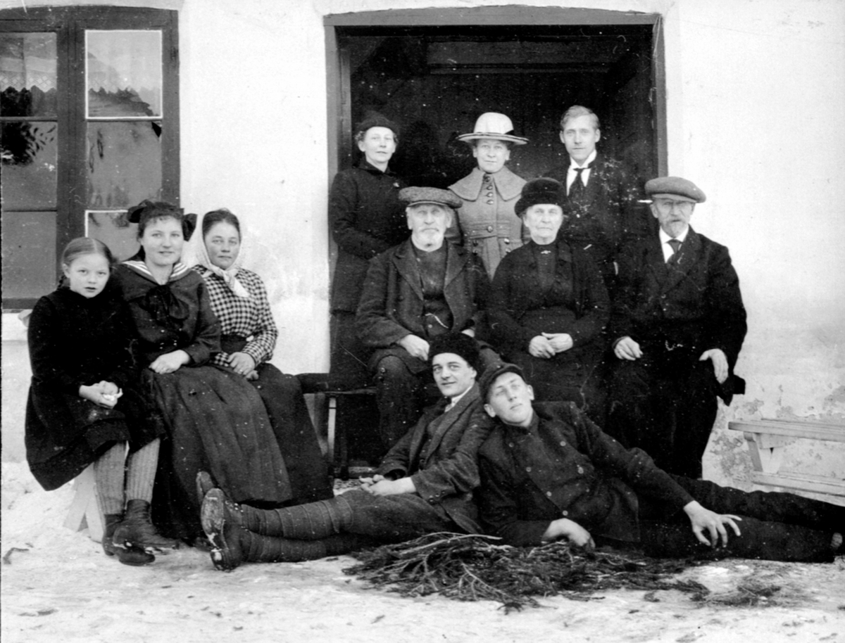 Anno Domkirkeodden, Gruppebilde foran inngangen på Heramb, Ringsaker.