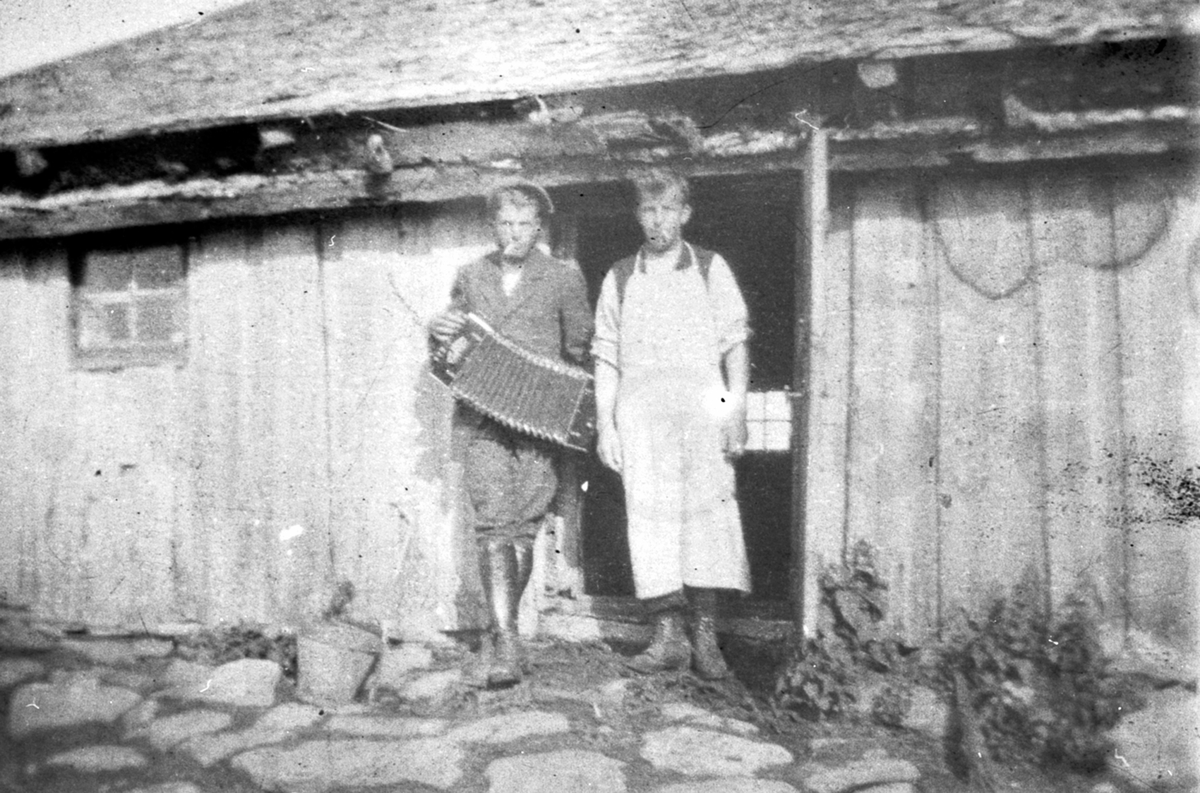Anno Domkirkeodden, Ukjent mann med trekkspill og sveiser Ole Dahl på Nyskolla seter, Ringsakerfjellet for Hjelmstad gård.