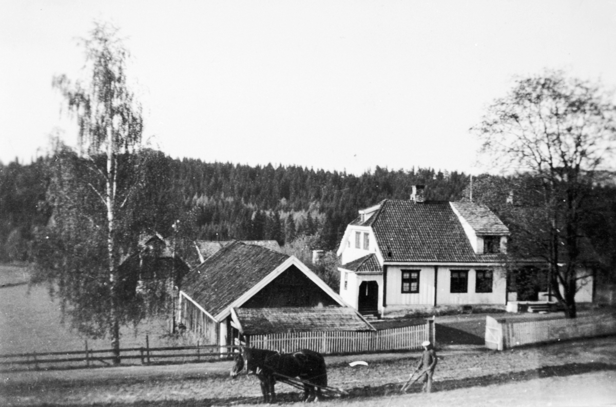 Anno Domkirkeodden, Eksteriør Bekkelund, Ringsaker. Kristian Prestgårdsveen kjører hest med plog i forgrunnen.