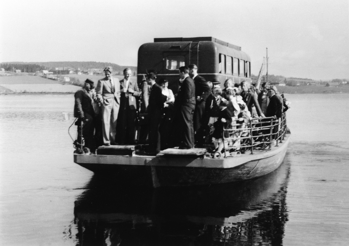 Anno Domkirkeodden, M.F. Helgøya med mye folk og buss ombord utenfor Sundsbrygga på Helgøya.