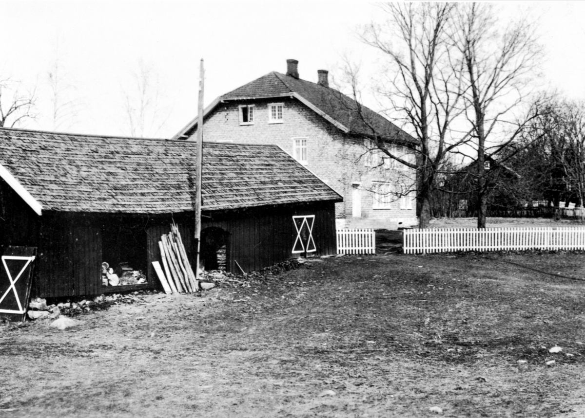 Anno Domkirkeodden, Hovedbygning og vedskåle på Svennerud, Helgøya.
