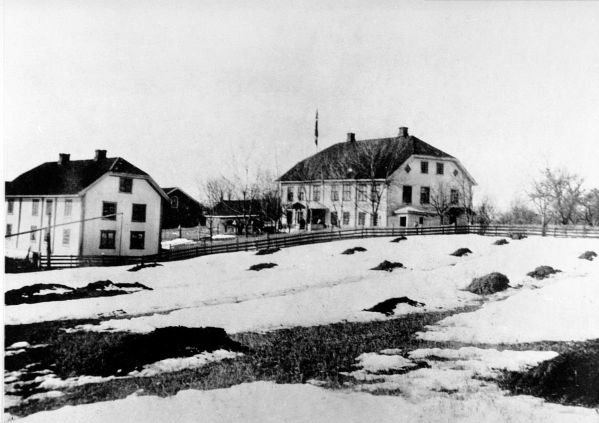 Anno Domkirkeodden, Husa på Svennerud, Helgøya. Til venstre er gamlebygningen som nok er den samme som ble kalt "den nye stuebygning" i 1773. Til høyre er den nye hovedbygningen fra 1913.