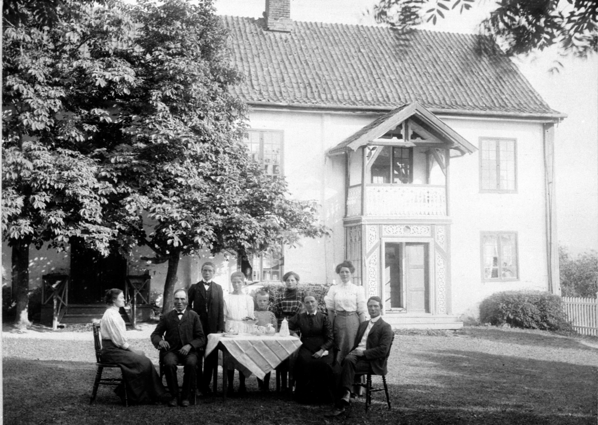 Anno Domkirkeodden, Kaffekos foran hovedbygningen på Horn, Helgøya. Fra venstre er mor Guri Tollefsdatter (1857-1922), far Jørgen Helgesen (1853-1932), Thorleif f.1889, Anna f.1898, Sverre Torfin (1901-1910), Ragna (1886-1924), Guri (1880-1971), Marit f.1884, Helge .1881.
