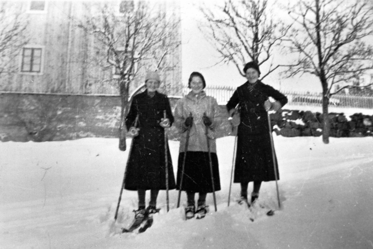 Anno Domkirkeodden, 3 damer i skjørt på ski. Fra venstre er Olaug Myhren, Ingrid Bakke Berntsen, Olaug Stenberg Nordengen, Ulven, Brøttum gamlehjem.