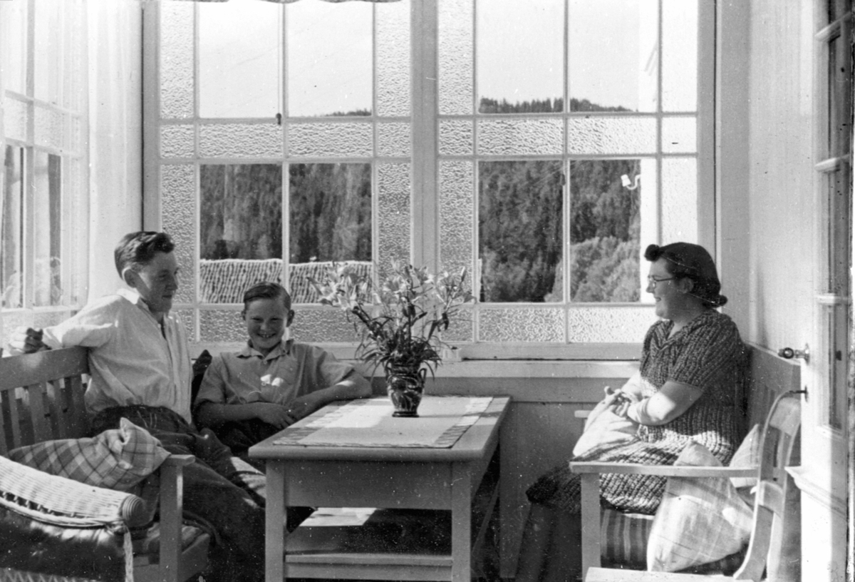 Anno Domkirkeodden, Interiør glassveranda på Ulven, Ring. Fra venstre er Arne Mengshoel, Mons Mengshoel, Ingeborg Mengshoel.