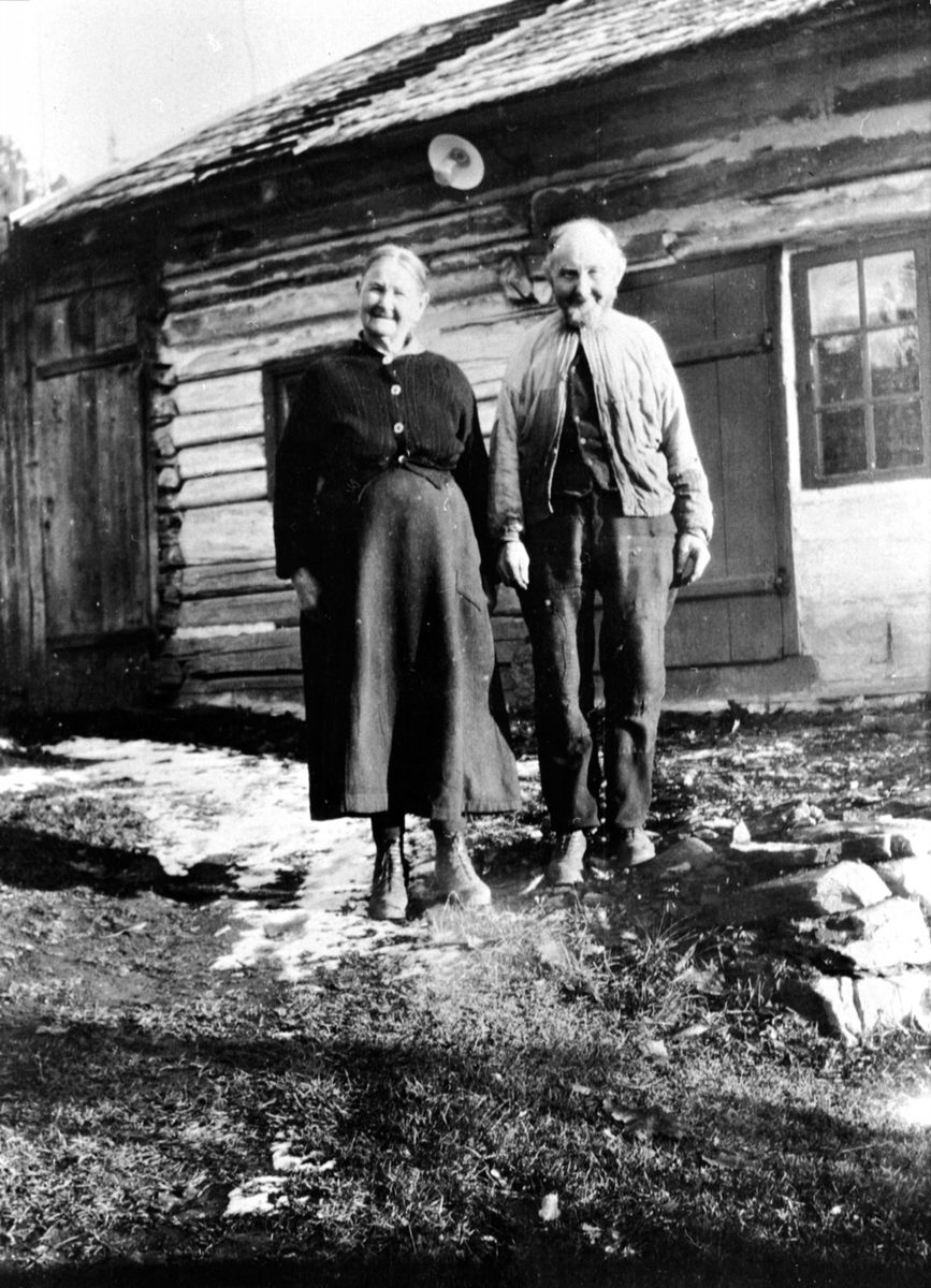 Anno Domkirkeodden, Oline Olsdatter f.1856 og Martinius Andersen Engeland (1858-1935) foran huset deres Bokbakken/Solheim, Helgøya. Barna deres tok Solheim som etternavn.