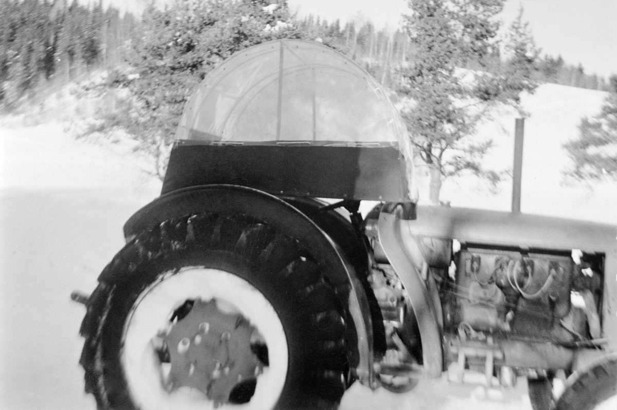Anno Domkirkeodden, Traktor med selvbygd hytte. Bygd av Ole Heramb på Soug øvre, Ringsaker.