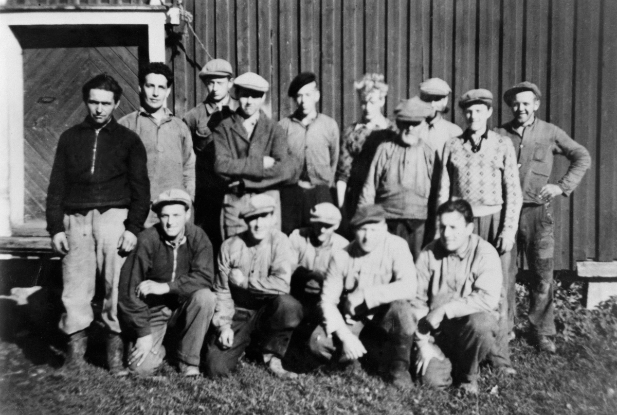Anno Domkirkeodden, Gardsarbeidere på Saugstad øvre, Ringsaker. Foran fra venstre er agronom Jens Svenkerud, traktorfører Hans Monsbakken, gardskar Alfred Granberg, sveiser Asbjørn Iversen, matauker Bjarne Ensrud. Andre rekke gardskar Emil jørgensen, matauker Ivar Ravnberg, lærling Theodor Gjestvang, gardskar Wilhelm …