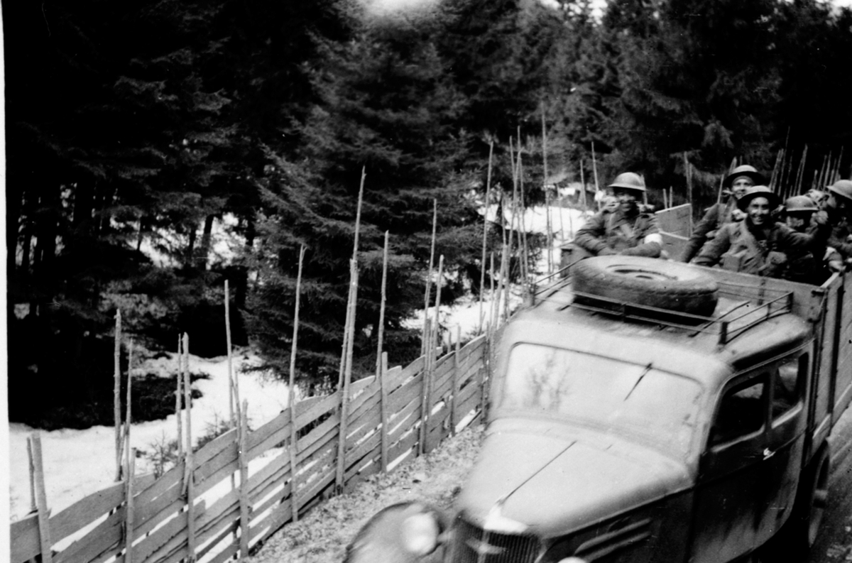Anno Domkirkeodden, Lastebil, en Chevrolet 1937 modell med engelske soldater på planet, i Åsmarka i april 1940. Signe Lier fra Nes var med som lotte og lagde mat for soldatene.