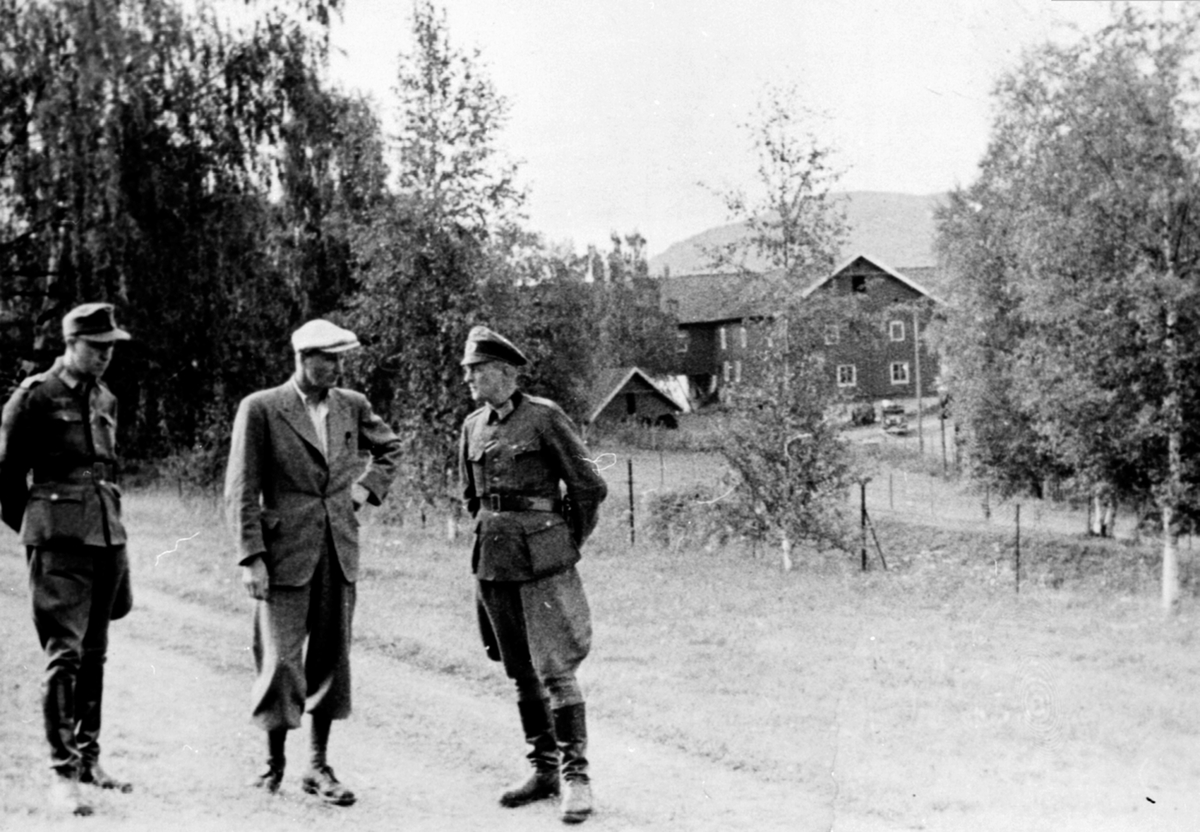 Anno Domkirkeodden, Nerkvern gard i Brumunddal. To tyske offiserer i samtale med ukjent. 2. verdenskrig 1940-1945.