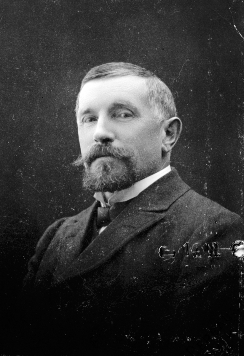 Anno Domkirkeodden, Portrett av Ole Løken, Løken gård, Veldre, Ringsaker. Satt i styret til Moelven Brug i 25 år. Ole Hansen Løken 1860-1924. Gift med Wilhelmine Ring 1876-1953. Hun var født på Åker i Vang. Han var sønn av Hans Olsen Ulven fra Ulven i Ringsaker og Marthe Erichsen. Tok over Løken Østre i 1887 og solgte…