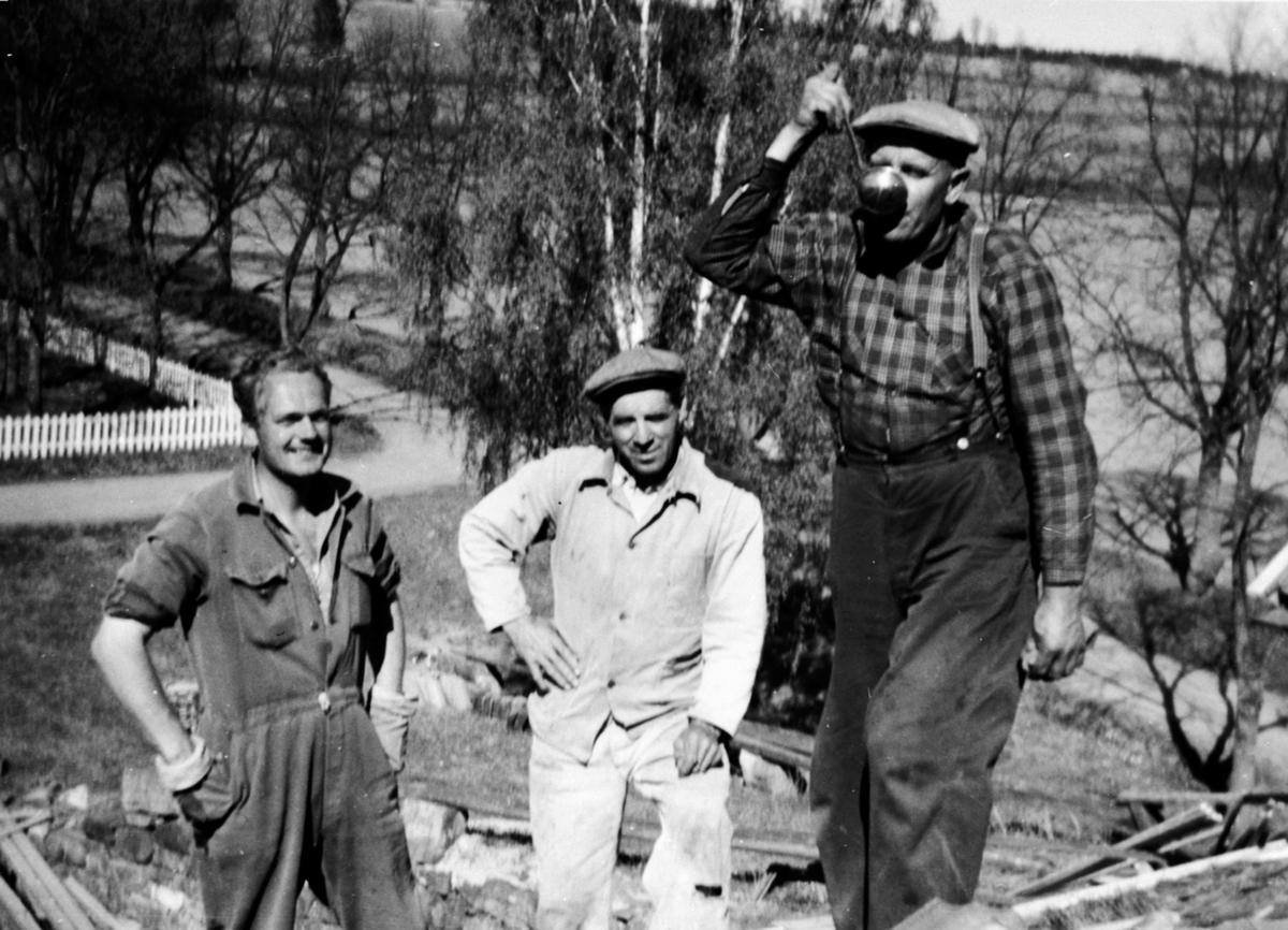 Anno Domkirkeodden, Legger nytt tak på låven på Hoel gård, Nes, Hedmark. Arbeidere er fra venstre Rolv Hegge, snekker Syljuberget, Asbjørn Sandbæk (1900-1984).
