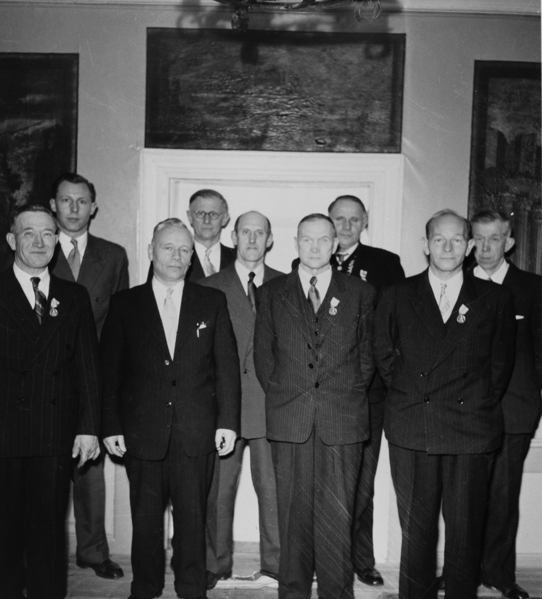 Anno Domkirkeodden, Utdeling av medalje for lang og tro tjeneste på Hoel gård Nes, Hedmark.. Fra venstre er Martin Ekeberg, Christian Sandberg, Sverre Nicolaisen, Eilif Sandberg, Ludvig Ringen, Nikolai Evensen. Asbjørn Sandbæk, Aksel Christiansen, Tore Edvardsen.