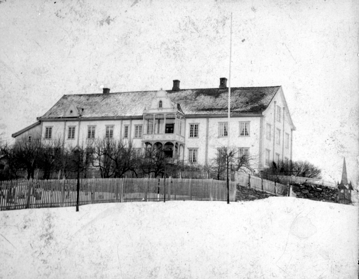 Anno Domkirkeodden, Eksteriør, hovedbygningen på Hoel gård, Nes, Hedmark. Vinter. Det eldste kjente bilde av hovedbygningen.