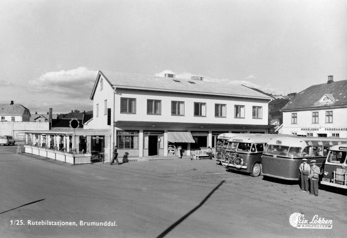 Anno Domkirkeodden, Eksteriør, Brumunddal, rutebilstasjonen, Nygata, City Cafe, busser, sjåfører. Hamar og Omland Bilruter.