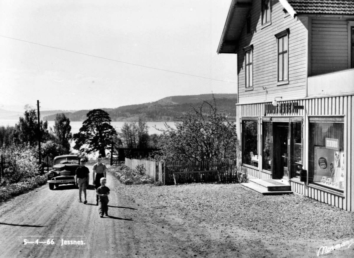 Anno Domkirkeodden, Julius Røseth kolonial, Jessnes, Ringsaker. Bil A-60937 i vegen, 3 gutter.