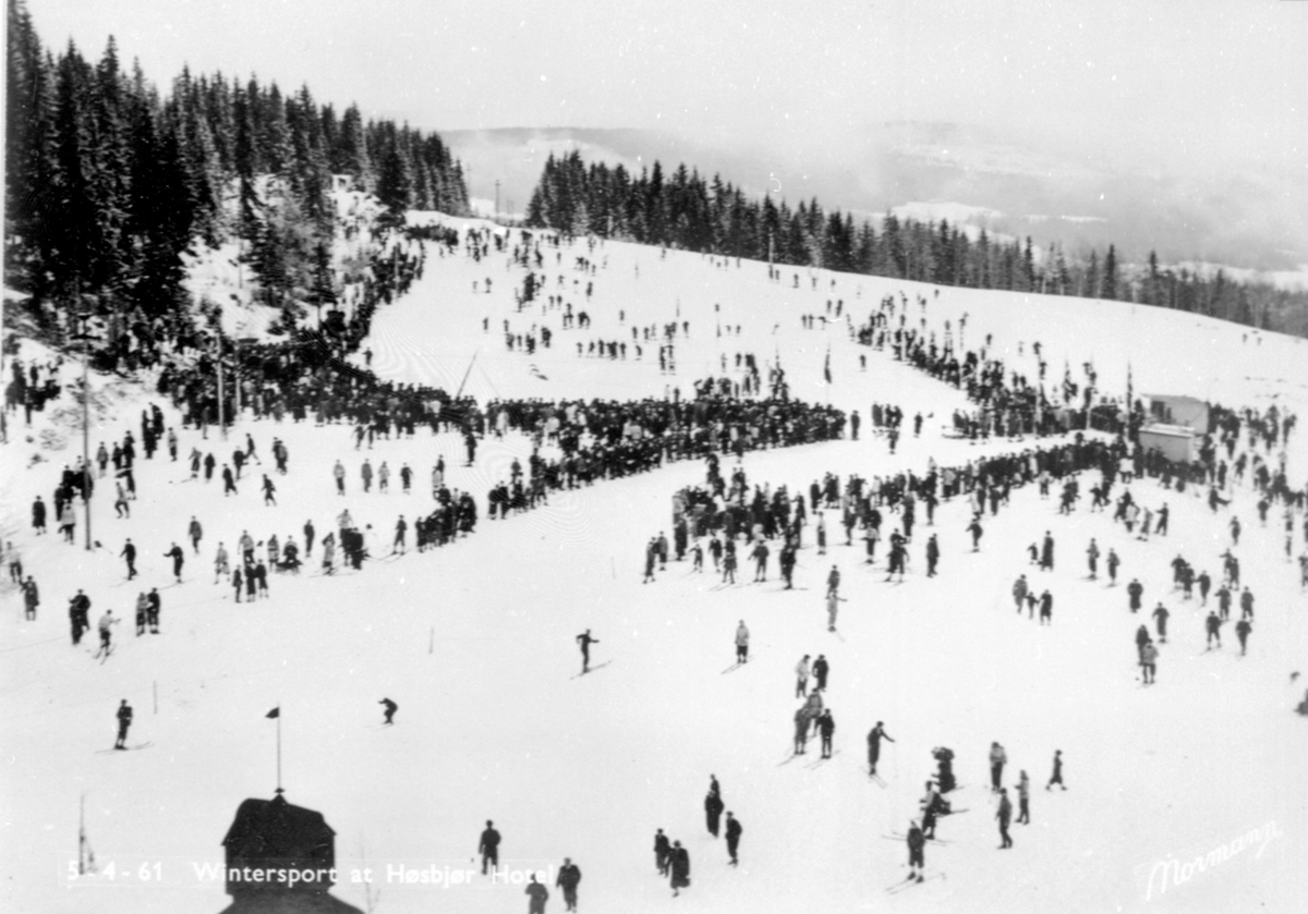 Anno Domkirkeodden, Skirenn ved Høsbjør Turisthotell, norgesmesterskap på ski i 1949, mye folk.