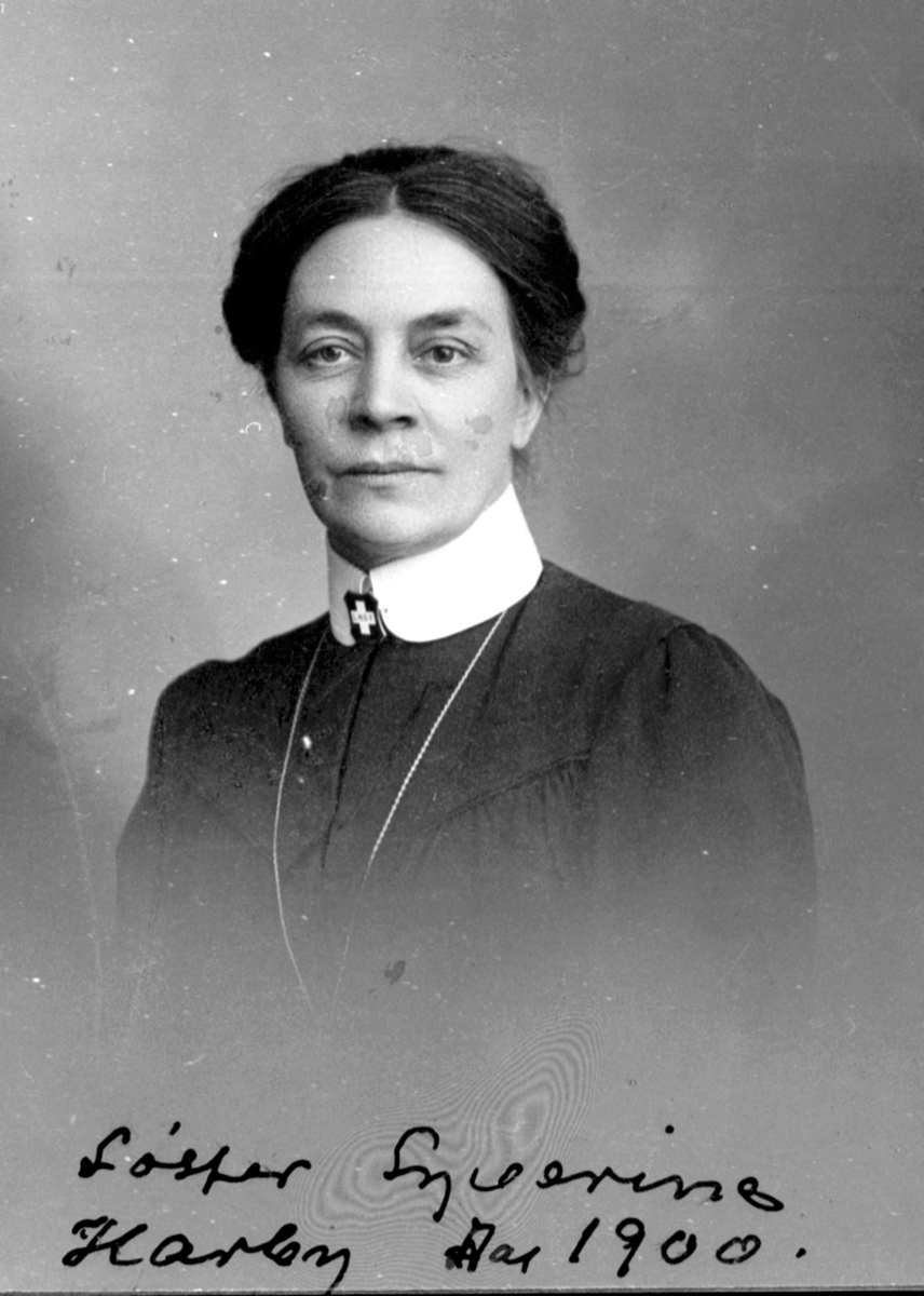 Anno Domkirkeodden, Portrett, sykesøster Syverine Harby i uniform, Ring og Moelven diakonisseforening, ansatt som første bestyrerinne av Ringsaker sykehus i 1897.
