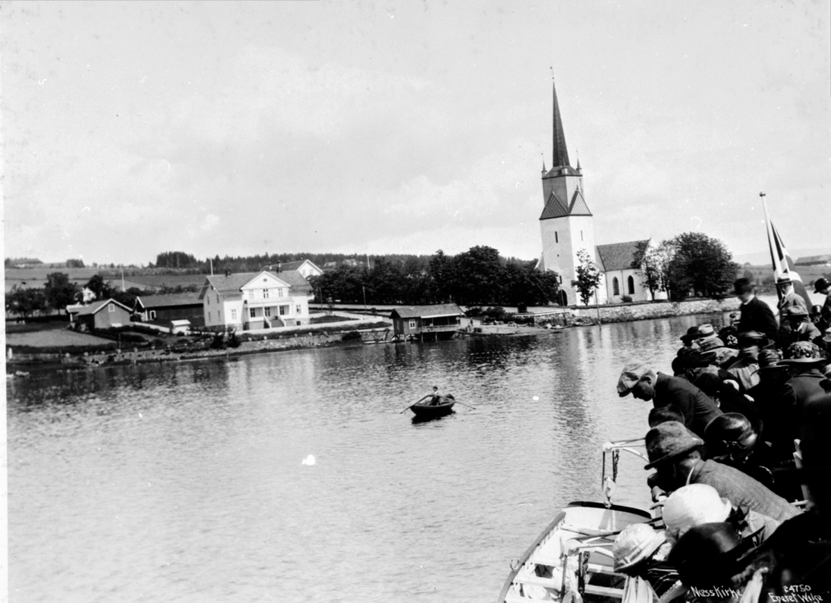 Anno Domkirkeodden, Reise med D.S. Skibladner på Mjøsa. Ved Nes kirke, på vei inn til Nes brygge. Mye folk. Tingnes, Hedmark.