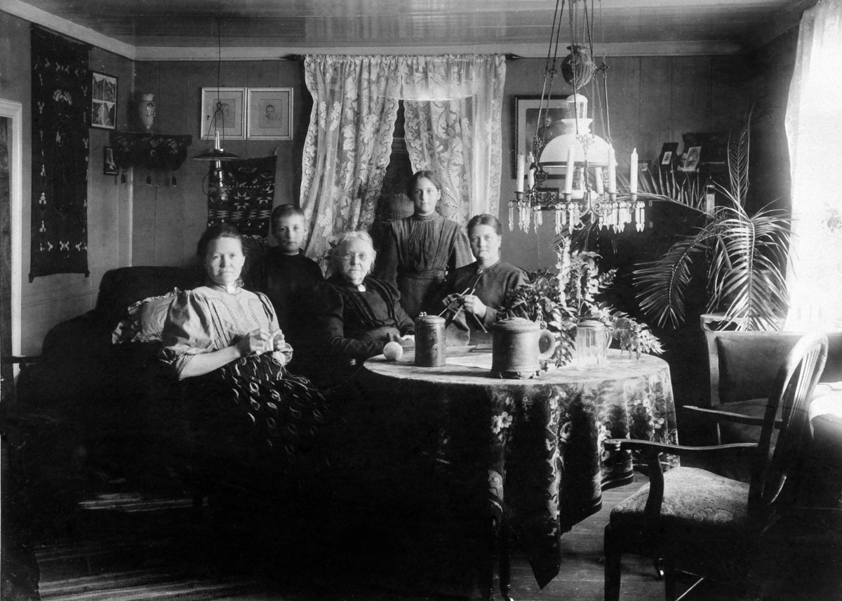 Anno Domkirkeodden, Interiør, stue, familien Heggenhaugen, f Karen, Andreas f.1899, Karoline f.1895, Helfrid f.1898, Kristine f.1868, Heggenhaugen gård, Gaupen, Ringsaker.