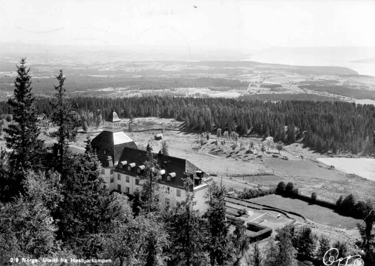 Anno Domkirkeodden, Eksteriør, Høsbjør turisthotell, Furnes, utsikt fra Høsbjørkampen.