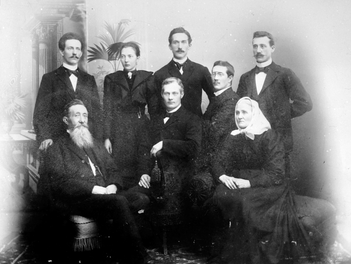 Anno Domkirkeodden, Familien Borchgrevink. Arnold Fredrik (1830-1910), hustru Agnethe Christiansdatter (1836-1921), Leonard Christian f.1864, Marius Lauritz f.1866, Arnold Fredrik f.1868, Axel Henrik f.1870, Carl Lemich (1872-1958) og Laura (1879-1962). Kvernvolden, Nes, Hedmark.
