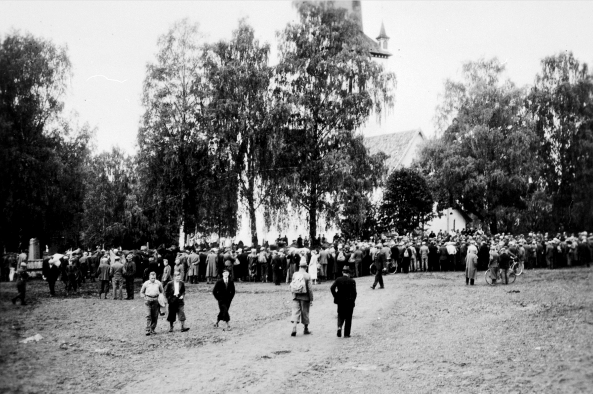 Anno Domkirkeodden, Tvangslevering av hester til tyskerne ved Ringsaker kirke. Mye folk. Tyske soldater.