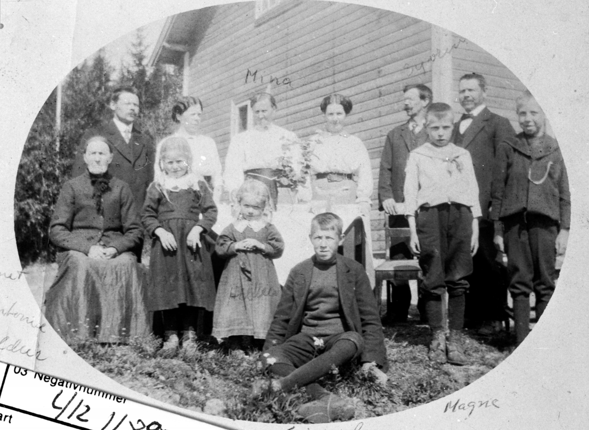 Anno Domkirkeodden, Familien i Haugom, Helgøya. Agnete Kristiansdatter f. 1841 til venstre. Hun bodde i Sidselbakken på Kvam.