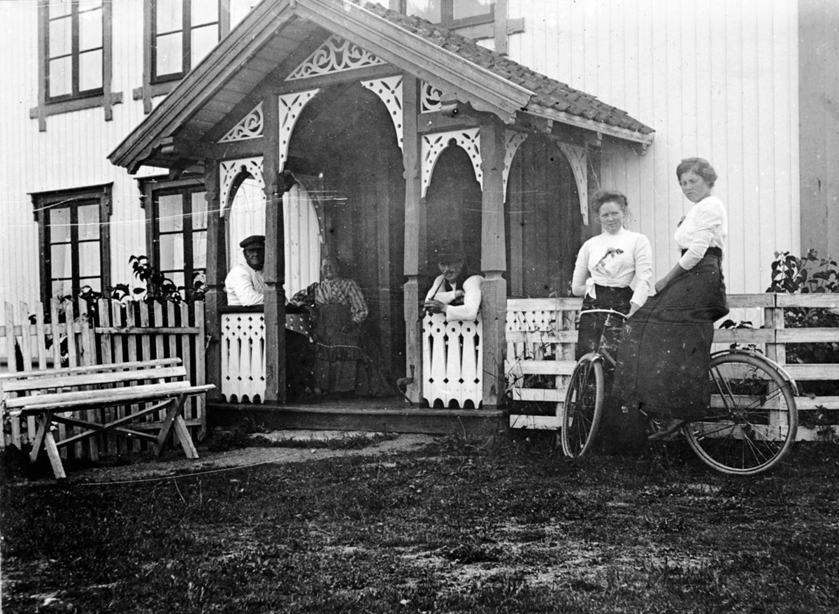 Anno Domkirkeodden, Eksteriør, føderådsbygning, Nerlien, Lien nedre, Nes, Hedmark. Folk på veranda, dame på sykkel.