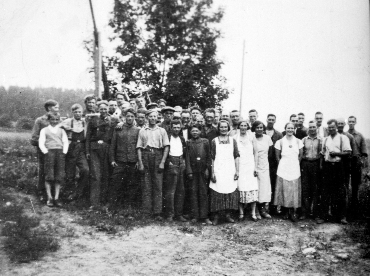 Anno Domkirkeodden, Stor gruppe arbeidsfolk på Grefsheim, Nes, Hedmark.