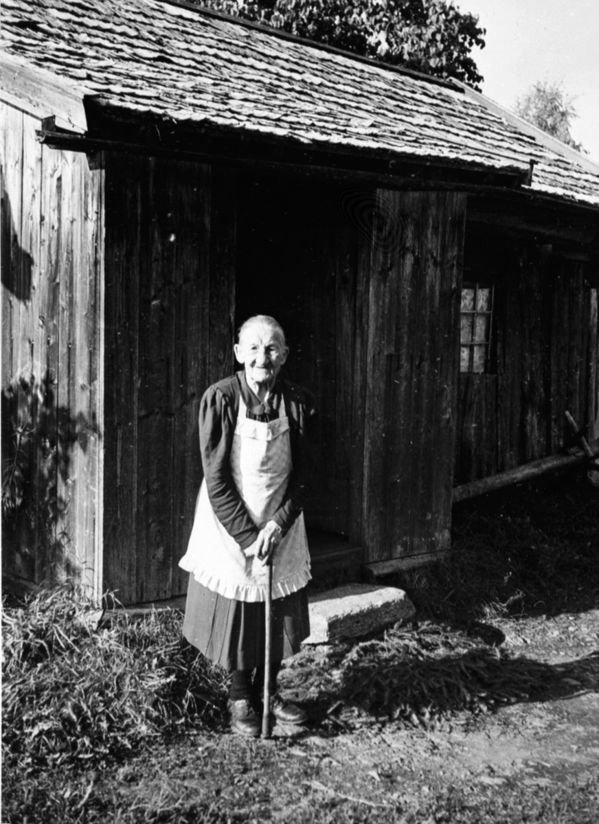 Anno Domkirkeodden, Husmannsplassen Svebakken under Ulven gard, Ringsaker. Maria Svebakken foran huset.