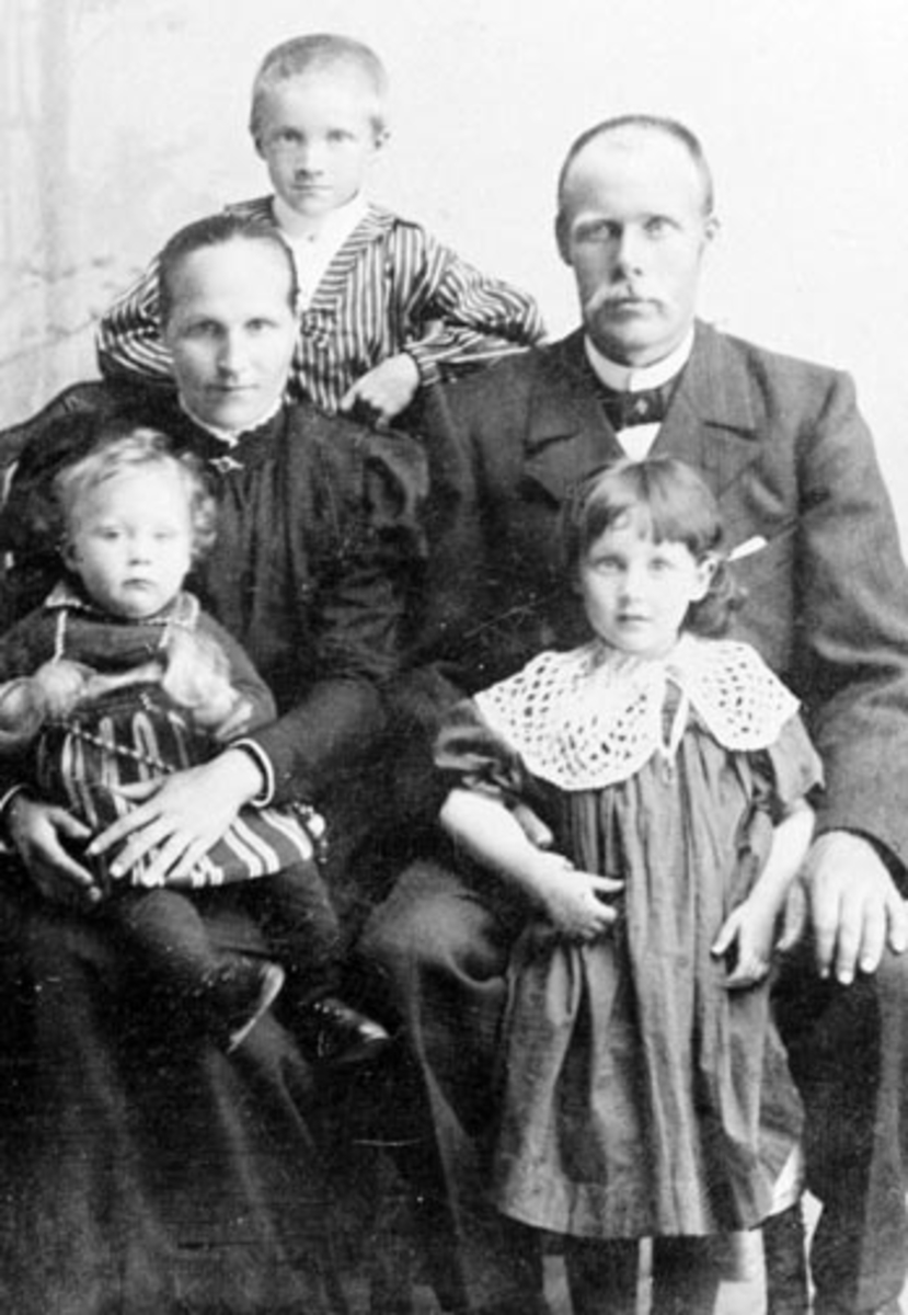 Anno Domkirkeodden, Johanne f.1868 og Elias Evensen Brateng f.1869 med barna Einar f.1891, Ellen Marie f.1895 og Paul f.1898. Brateng, Nes, Hedmark.