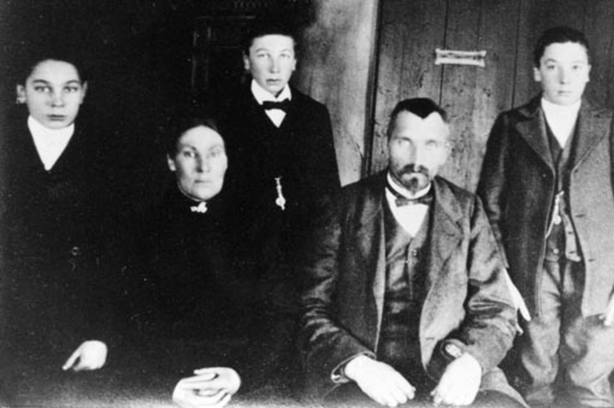 Anno Domkirkeodden, Familien Ophus i Skalmerud, Stavsjø, Hedmark, Foran er Anne (1868-1956) og Lars (1875-1957). Bak er fra venstre Bjarne (1905-1953), Ole (1901-1986), Andreas (1903-1990).