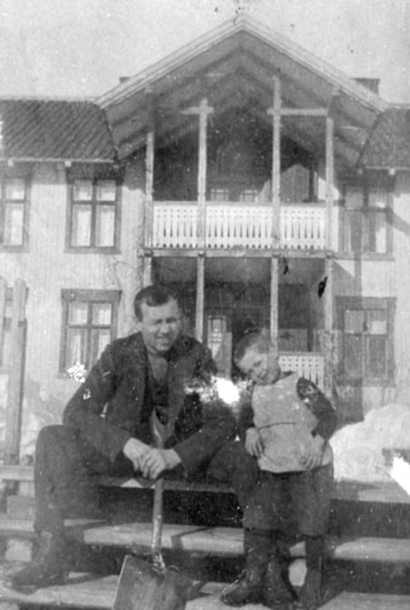 Anno Domkirkeodden, Far og sønn på Bjørnstad, Nes, Hedmark. Asbjørn Evensen Feiring (1882-1967) og Erling Feiring (1915-1988).